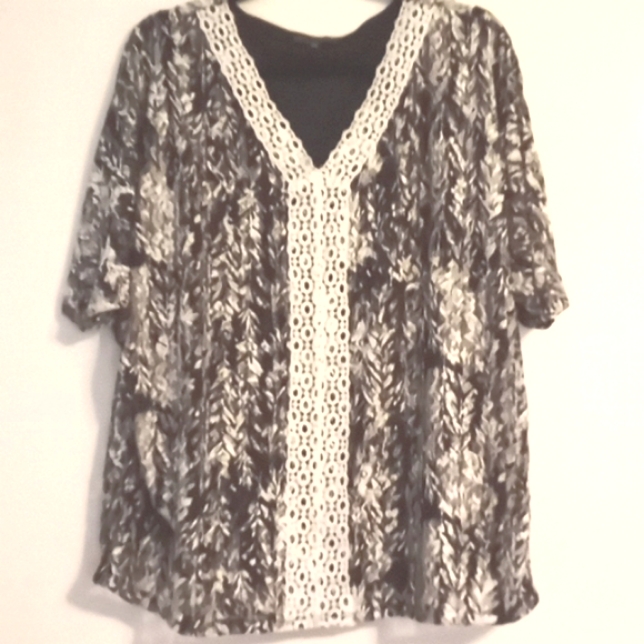 Adrienne Vittadini Black & White Blouse With Center Detail In Size Xl